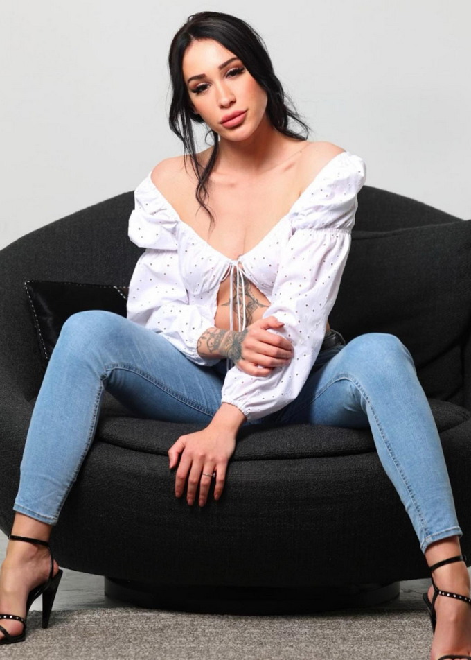 /pornostars/lola-bellucci.html