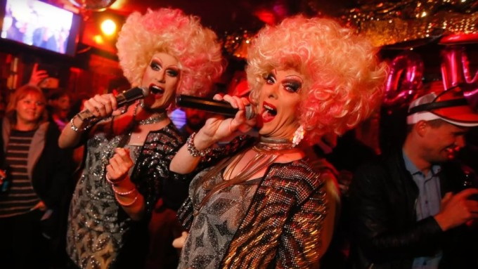 Hamburg eröffnet die erste Pornokaraoke-Bar und ist genauso fabelhaft wie man es sich vorstellen kann.