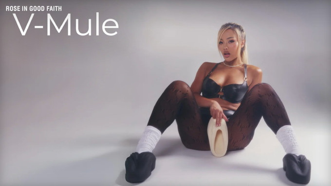 Kazumi bringt in Zusammenarbeit mit Rose in Good Faith das vulvaförmige Schuhwerk „V-Mule” auf den Markt