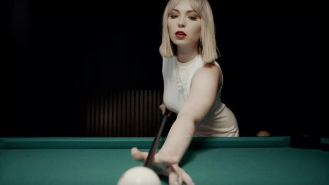 Lilly Bell führt die neueste Veröffentlichung von Vampired an