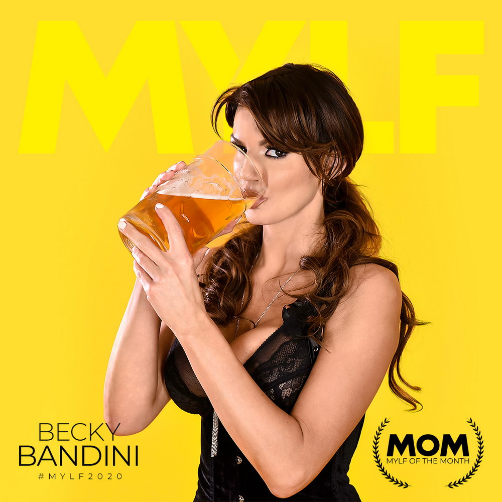 Becky Bandini krönte den 'MYLF des Monats' des Monats. 